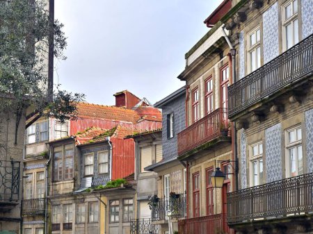 Foto de Los coloridos edificios de varios pisos con balcones antiguos - Imagen libre de derechos
