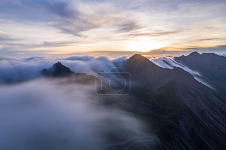 Téléchargez les photos : Un long plan d'exposition de la mer de nuages au col de la montagne Balang dans la préfecture d'Aba, Sichuan - en image libre de droit