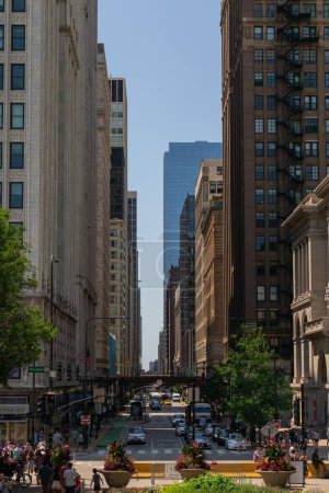Téléchargez les photos : Un plan vertical des rues de Chicago du point de vue dans le parc du millénaire - en image libre de droit