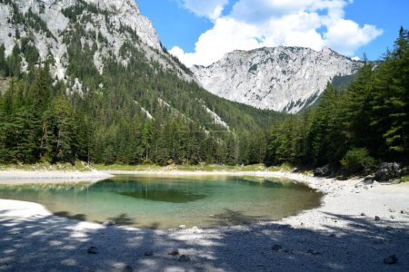 Foto de Una vista del paisaje de un pequeño lago rodeado de rocas bu - Imagen libre de derechos