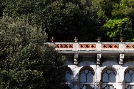 Téléchargez les photos : Le château Miramare du XIXe siècle sur le golfe de Trieste entre Barcola et Grignano - en image libre de droit