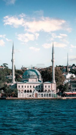 Téléchargez les photos : Un plan vertical de la mosquée Beylerbeyi par une journée ensoleillée à Istanbul, Turquie - en image libre de droit