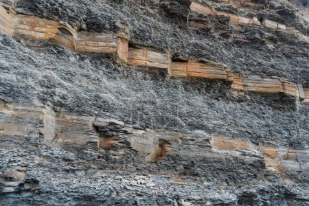 Téléchargez les photos : Gros plan de la falaise de Kimmeridge Bay, Dorset, Royaume-Uni, montrant les couches de schiste bitumineux, de mudstone et de calcaire. - en image libre de droit