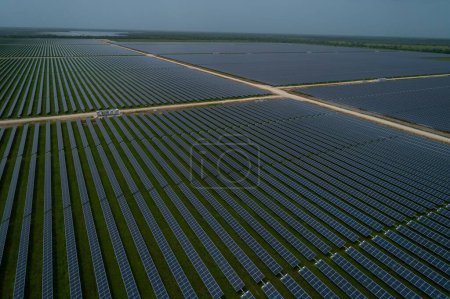 Foto de Una vista aérea de una gran granja de energía solar con muchos paneles solares para la producción de energía renovable - Imagen libre de derechos