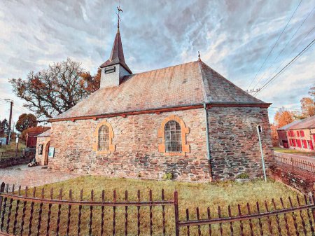 Téléchargez les photos : Cornimont, Luxembourg, Belgique 11 22 2022 Impression sur une petite vieille église catholique dans le village - en image libre de droit