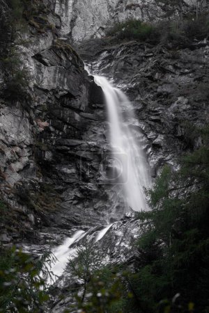 Plan vertical d'une cascade qui coule entre des montagnes rocheuses