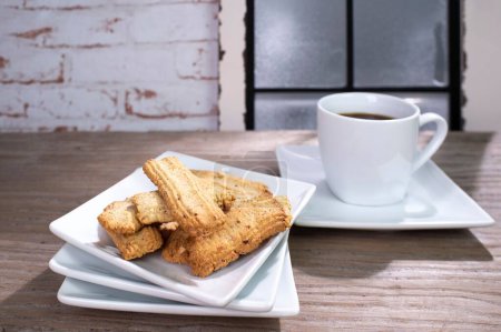 Foto de Un primer plano de pastelería y taza de café en vajilla de porcelana blanca angular - Imagen libre de derechos
