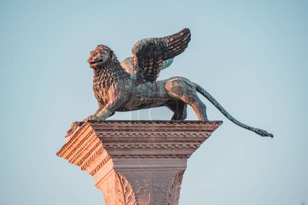 Téléchargez les photos : Sculpture du Lion de Venise sur fond de ciel bleu à Venise, Italie - en image libre de droit