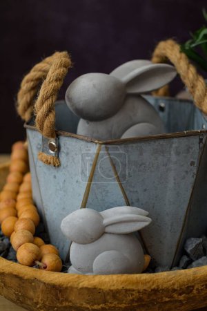 Téléchargez les photos : Un plan vertical de figures décoratives de lapin gris dans un panier - en image libre de droit