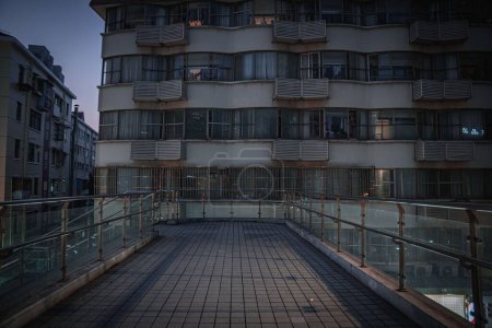 Téléchargez les photos : Une vue de la passerelle piétonne du bâtiment résidentiel la nuit dans la région de Tang Qiao, Shanghai, Chine - en image libre de droit
