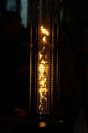 Foto de Una toma vertical de un calentador de patio sobre un fondo oscuro. - Imagen libre de derechos