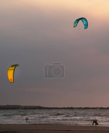 Téléchargez les photos : Un plan vertical de kitesurf sur la plage de Hoek van Holland - en image libre de droit