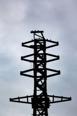 Téléchargez les photos : Un plan vertical de la tour de communication contre un ciel nuageux - en image libre de droit