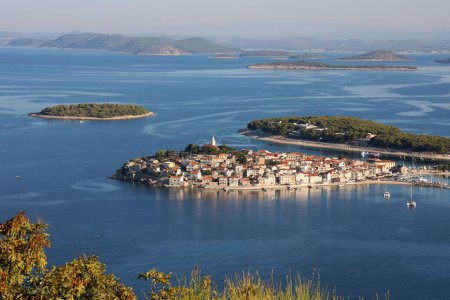 Téléchargez les photos : Une antenne du village de Primosten avec un paysage marin adriatique, un ciel nuageux - en image libre de droit