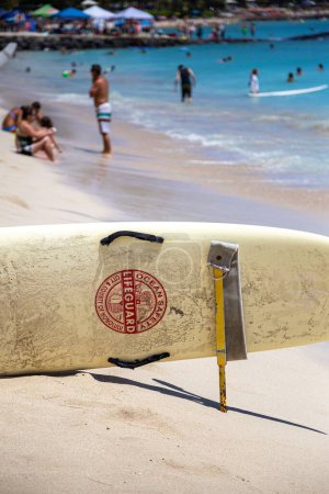 Foto de Una tabla de remo perteneciente al servicio de salvavidas Ocean Safety en la playa de Waikiki en Honolulu. - Imagen libre de derechos
