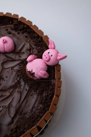 Foto de Una vista de cerca de un pastel de chocolate decorado con cerdos - Imagen libre de derechos