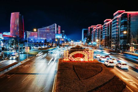 Téléchargez les photos : Une longue exposition du paysage urbain de Zhongguancun, un centre technologique majeur la nuit dans le quartier Haidian, Pékin Chine - en image libre de droit