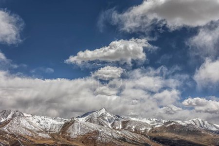 Téléchargez les photos : Un paysage topographique fascinant de montagnes dans le comté de Zhada, préfecture d'Ali, Tibet, Chine - en image libre de droit