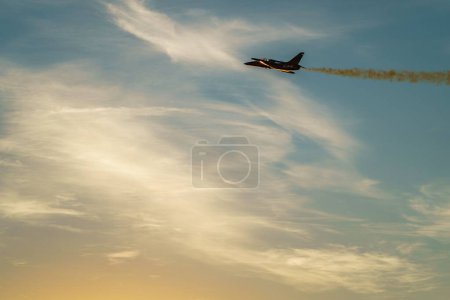 Téléchargez les photos : Une belle vue d'un avion volant dans le ciel au coucher du soleil - en image libre de droit