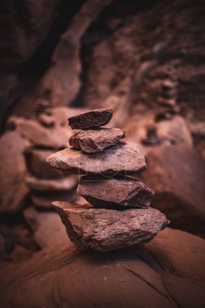 Foto de Un primer plano vertical de las piedras apiladas una encima de la otra. - Imagen libre de derechos