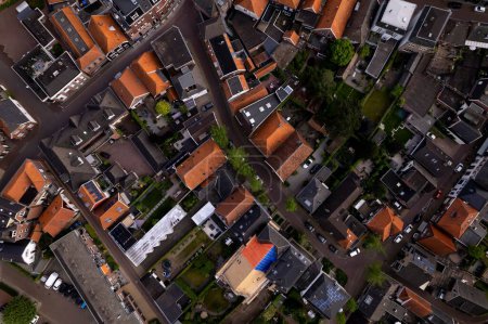 Téléchargez les photos : Vue aérienne du sommet vers le bas de Groenlo petite ville néerlandaise aux Pays-Bas avec des toits historiques authentiques. - en image libre de droit