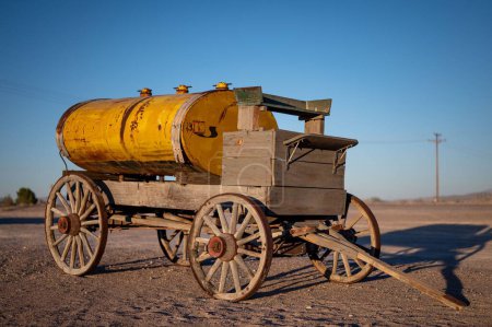 Téléchargez les photos : Chariot en bois tiré par un cheval avec un réservoir jaune - en image libre de droit