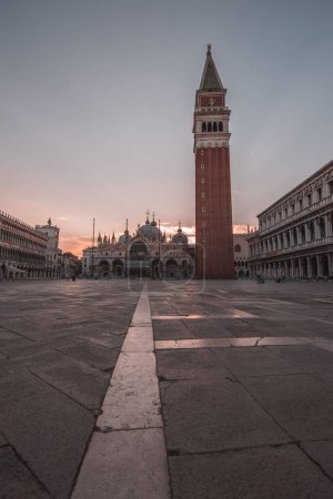 Foto de Un plano vertical de la Plaza de San Marcos en Venecia al atardecer, Italia - Imagen libre de derechos