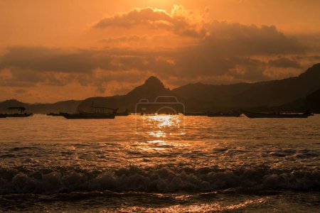 Téléchargez les photos : Une vue paysage du port au coucher du soleil - en image libre de droit