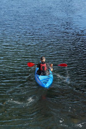 Foto de Un plano vertical de un hombre navegando en kayak por el río Axe en East Devon, Reino Unido - Imagen libre de derechos