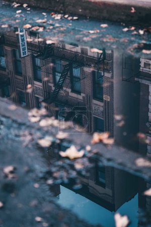 Foto de El reflejo de un edificio de ladrillos en el charco de la ciudad de Nueva York - Imagen libre de derechos