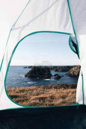 Téléchargez les photos : Une vue de la fenêtre de la tente aux lieux célèbres de l'île Belle Ile en Mer, aux aiguilles de Port-Coton et aux falaises - en image libre de droit