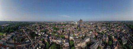 Téléchargez les photos : Super large 360 degrés vue aérienne panoramique du centre médiéval néerlandais d'Utrecht avec cathédrale dominant la ville au lever du soleil - en image libre de droit