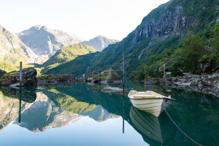 Téléchargez les photos : Le lac Bondhusvatnet avec des reflets à Kvinnherad, Norvège - en image libre de droit