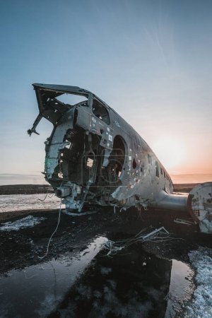 Foto de Un disparo vertical de naufragio del avión solheimasandur en Islandia contra el mar y el cielo al atardecer - Imagen libre de derechos