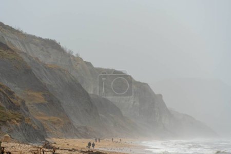Téléchargez les photos : Charmouth Beach, dans le Dorset, Royaume-Uni lors d'une tempête de pluie. - en image libre de droit