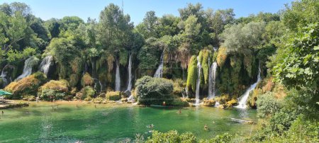 Téléchargez les photos : Un beau paysage panoramique de cascades dans la forêt tropicale verte - en image libre de droit