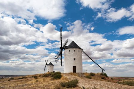 Téléchargez les photos : Les moulins à vent contre un ciel nuageux en Castille-La Manche, Espagne - en image libre de droit