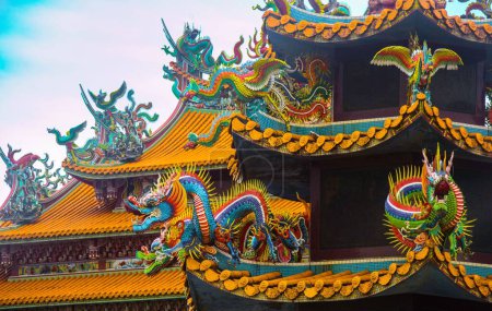 Téléchargez les photos : Une sculpture de dragon sur le toit du temple chinois - en image libre de droit