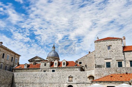 Foto de Una vista panorámica de la antigua fortaleza y los edificios de la ciudad de Dubrovnik, Croacia - Imagen libre de derechos