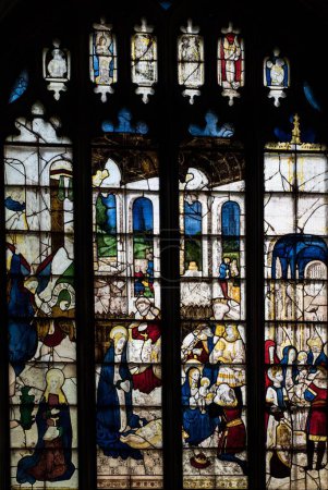 Foto de Un plano vertical de las ventanas de la iglesia de Santa María en Fairford, Inglaterra - Imagen libre de derechos