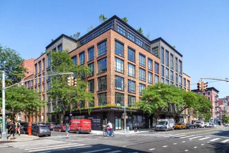 Téléchargez les photos : Nouvel immeuble de luxe dans le quartier East Village gentrifié de Manhattan Island, New York. - en image libre de droit