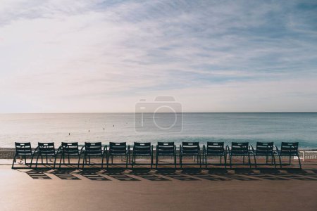 Téléchargez les photos : Une vue aérienne de la mer avec des chaises sur la plage - en image libre de droit