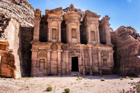 Foto de Una hermosa foto de un monasterio en Petra, Jordania - Imagen libre de derechos