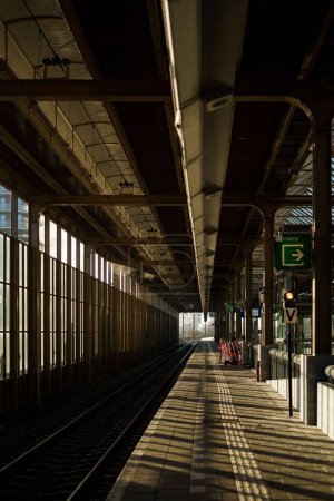 Foto de Un disparo vertical de una estación de tren vacía al amanecer - Imagen libre de derechos