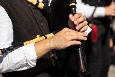 Téléchargez les photos : Un joueur de flûte écossais jouant dans la rue lors d'un festival de musique - en image libre de droit