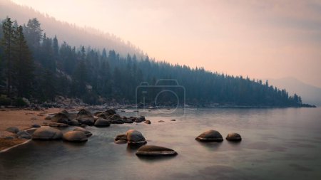 Téléchargez les photos : Un beau plan du lac Tahoe sous un ciel de feu de forêt - en image libre de droit