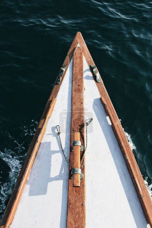 Foto de Una vista superior de la proa del barco sobre el fondo del mar azul ondulado en el día soleado - Imagen libre de derechos