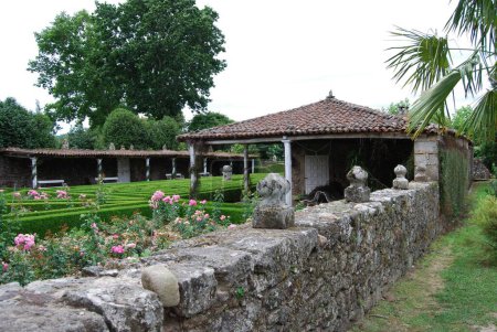 Téléchargez les photos : Une belle vue sur le jardin historique vert Pazo de Oca avec des plantes et des arbres en Espagne - en image libre de droit