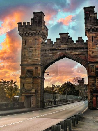 Téléchargez les photos : Vue verticale du pont Long Gully sous un ciel nuageux et coloré au crépuscule à Cammeray, Australie - en image libre de droit