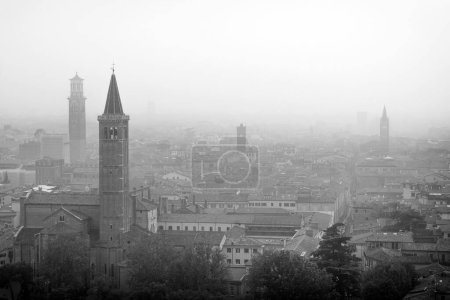 Téléchargez les photos : Une belle vue sur le brouillard sur Vérone, Italie - en image libre de droit